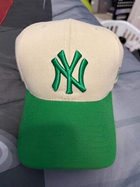 New Era Cream & Green Yankees Embroidered Logo Cap 59fifty